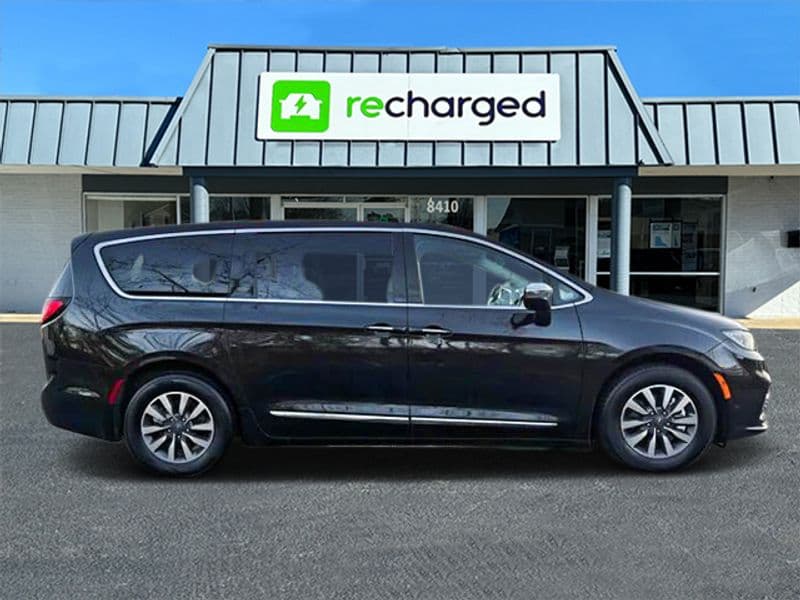 2023 Chrysler Pacifica view 5