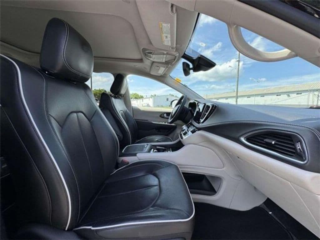 2023 Chrysler Pacifica view 9