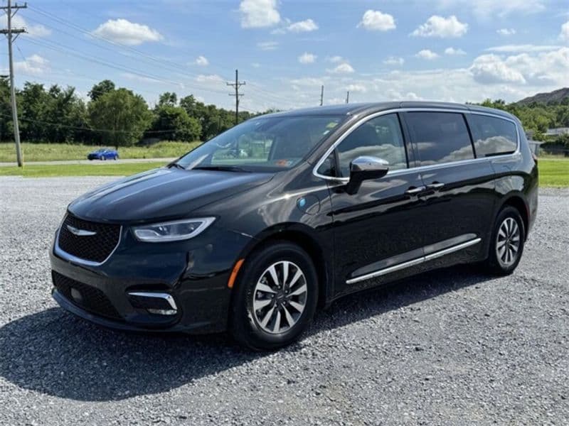 2023 Chrysler Pacifica view 3