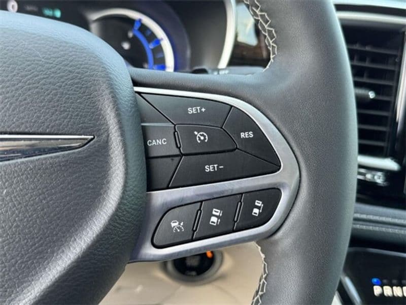 2023 Chrysler Pacifica view 5