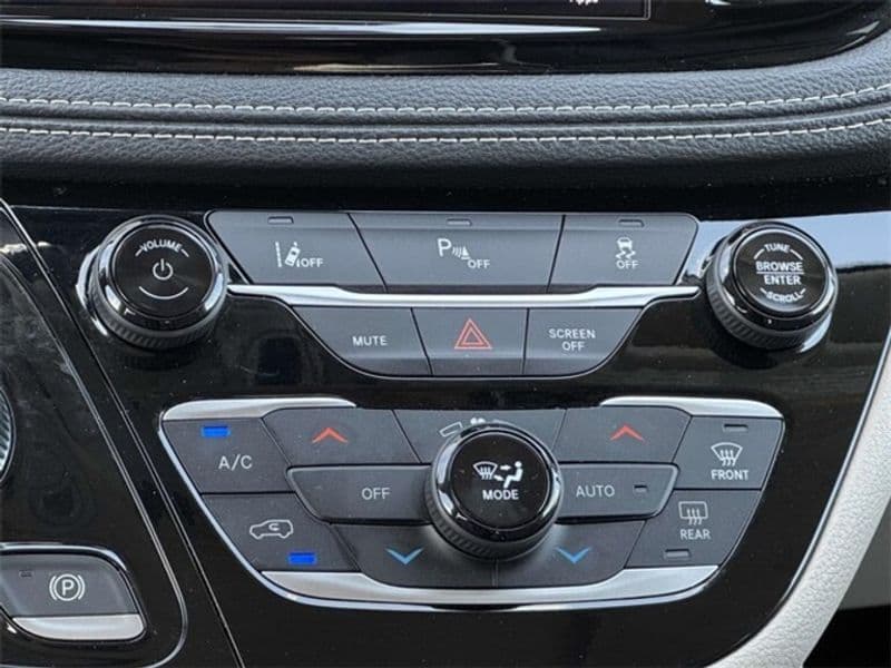 2023 Chrysler Pacifica view 10
