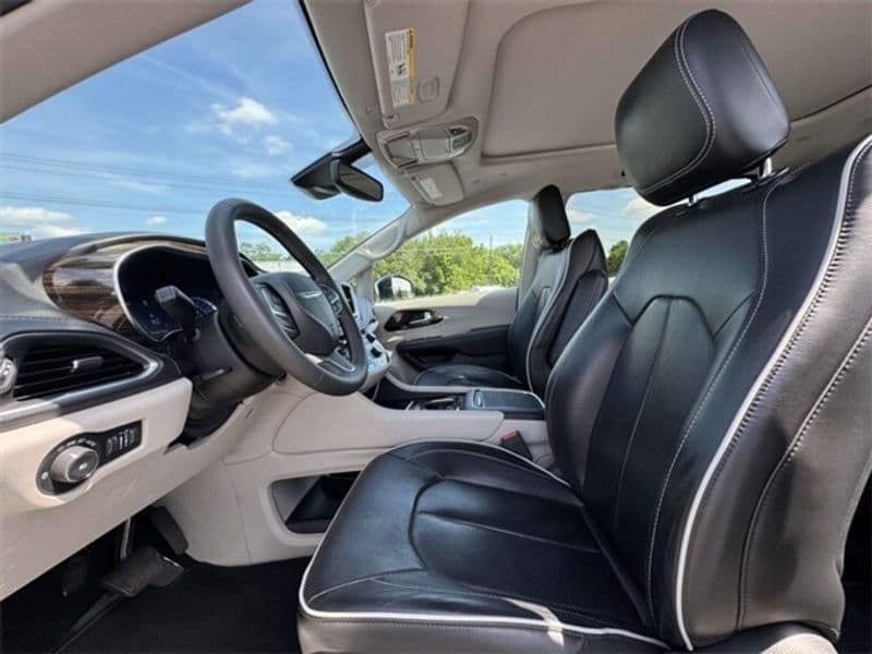 2023 Chrysler Pacifica view 15