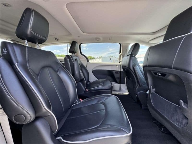 2023 Chrysler Pacifica view 16