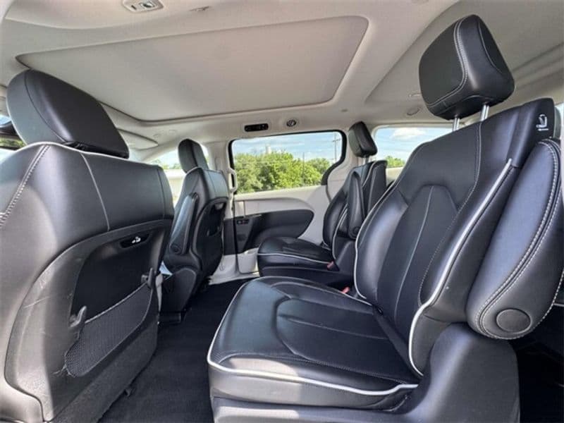 2023 Chrysler Pacifica view 17