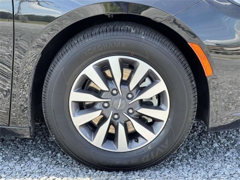 2023 Chrysler Pacifica view 19