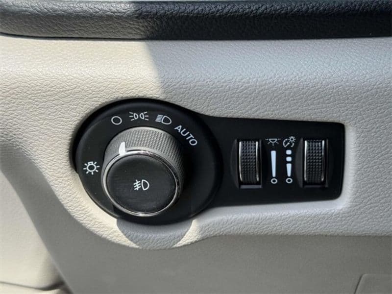 2023 Chrysler Pacifica view 25