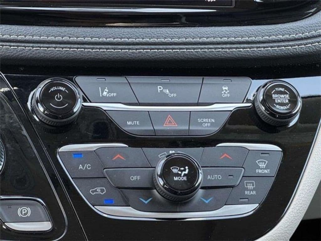 2023 Chrysler Pacifica view 11