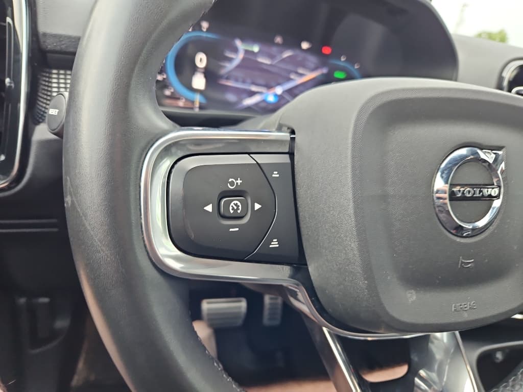 2022 Volvo XC40 view 9