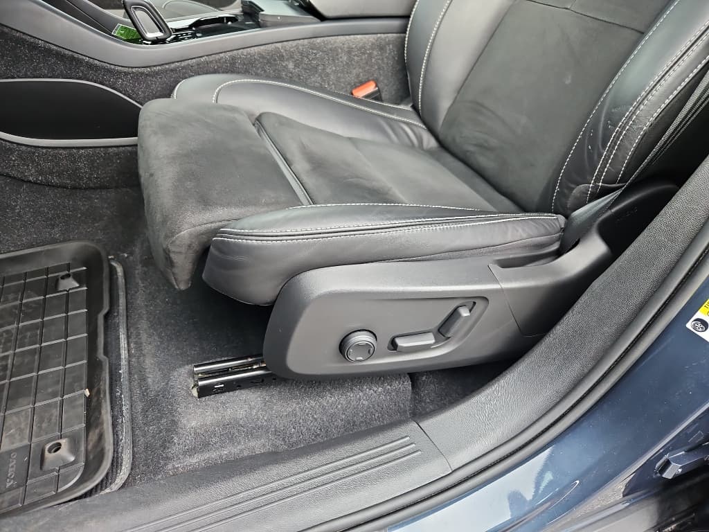 2022 Volvo XC40 view 7