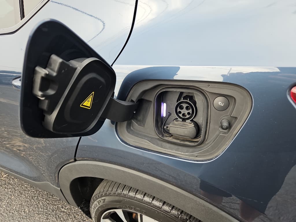 2022 Volvo XC40 view 5
