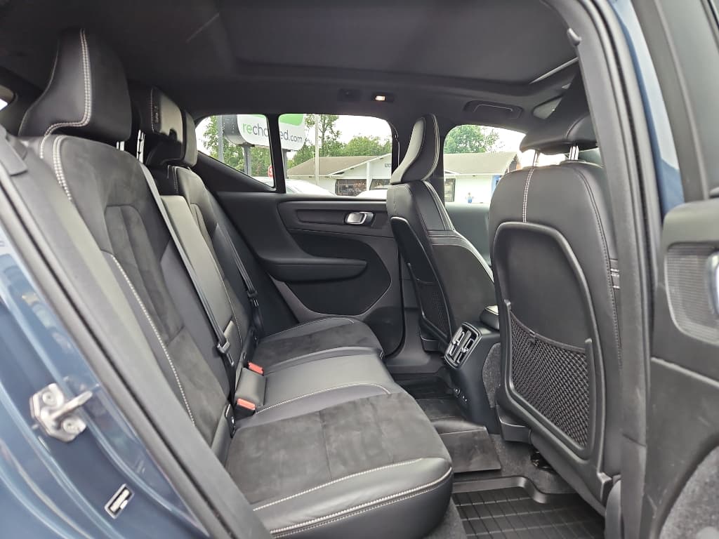 2022 Volvo XC40 view 22