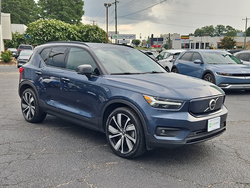 2022 Volvo XC40 view 4