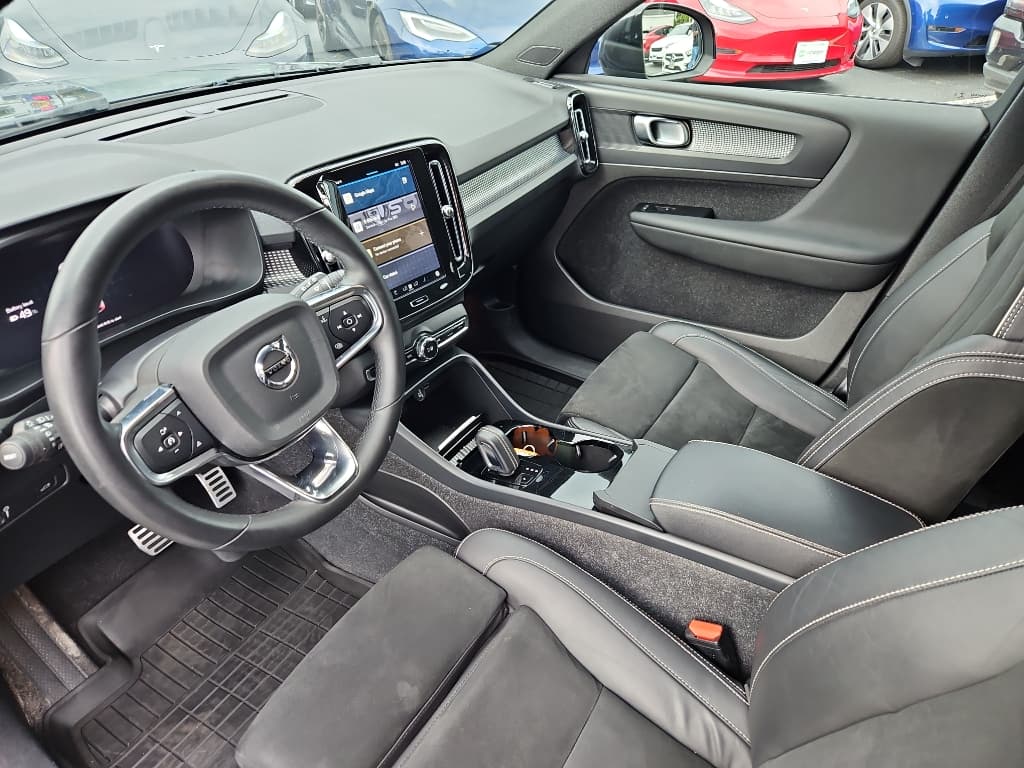 2022 Volvo XC40 view 17