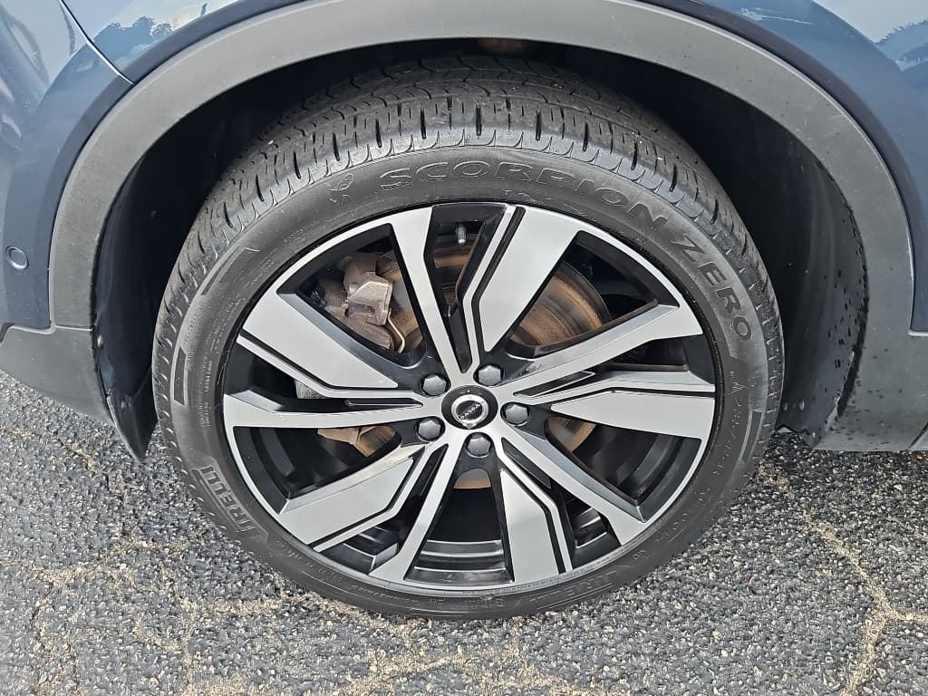 2022 Volvo XC40 view 27