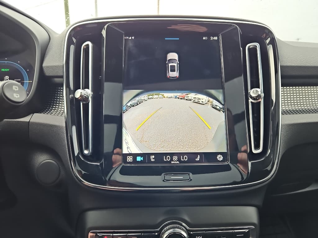 2022 Volvo XC40 view 13
