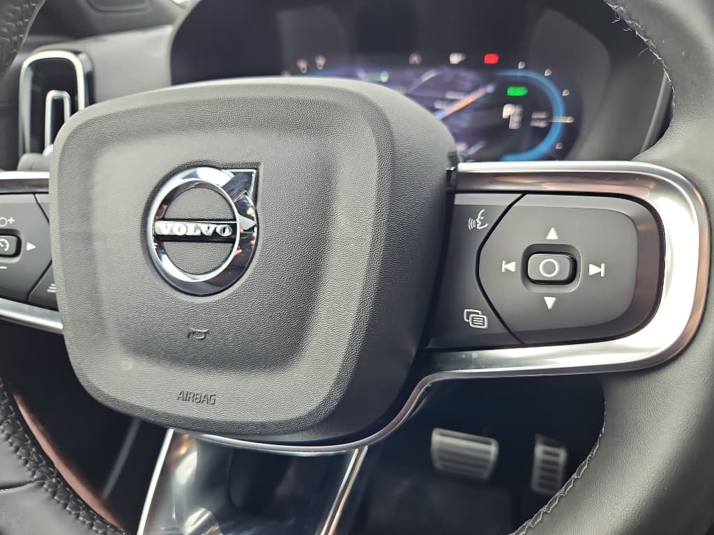 2022 Volvo XC40 view 10