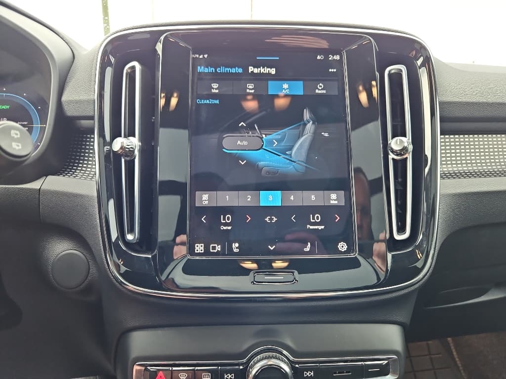 2022 Volvo XC40 view 14