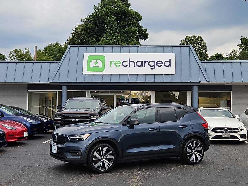 2022 Volvo XC40 view 1