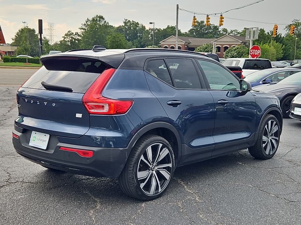 2022 Volvo XC40 view 3