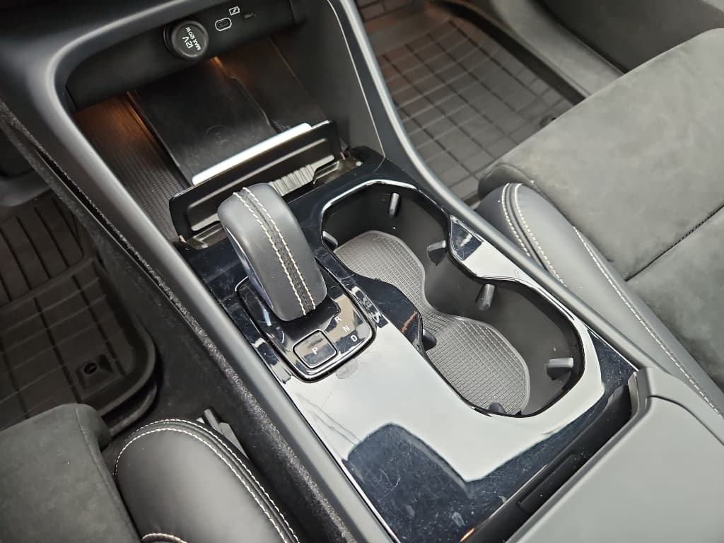 2022 Volvo XC40 view 18