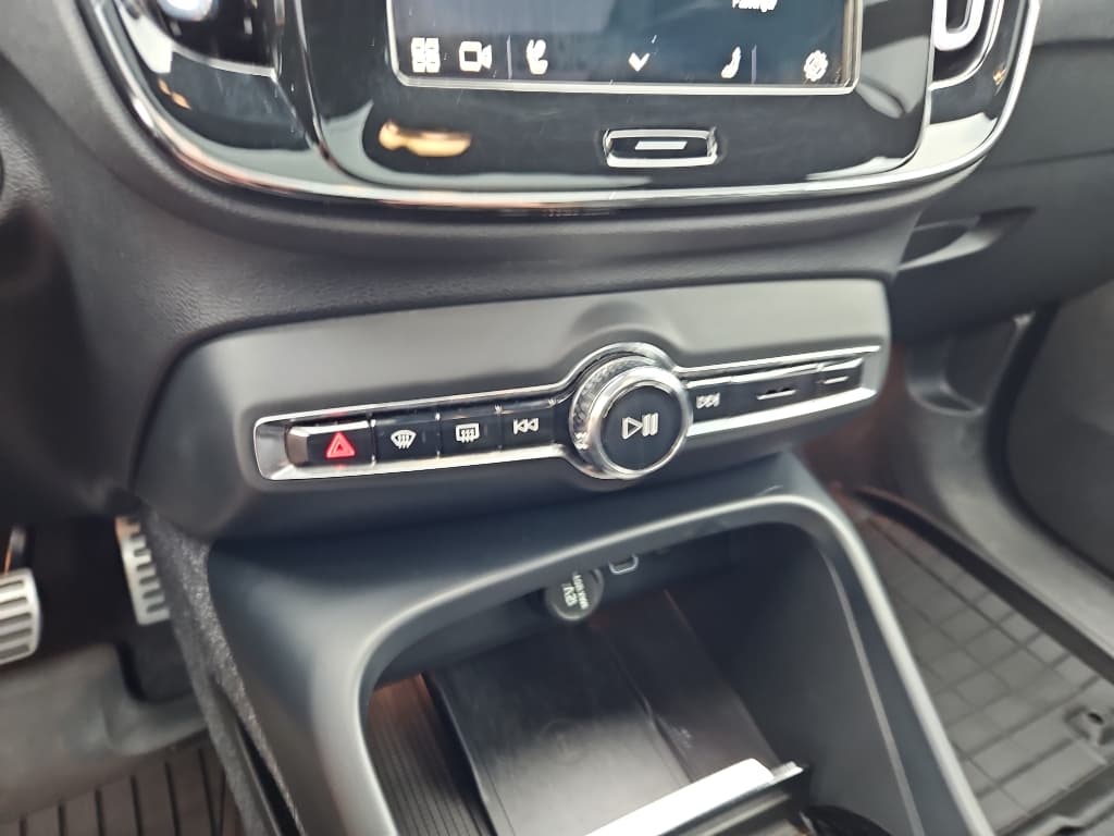 2022 Volvo XC40 view 15