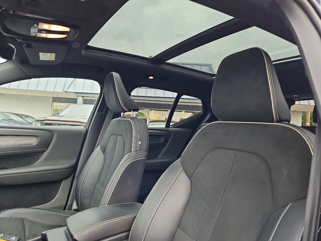 2022 Volvo XC40 view 23
