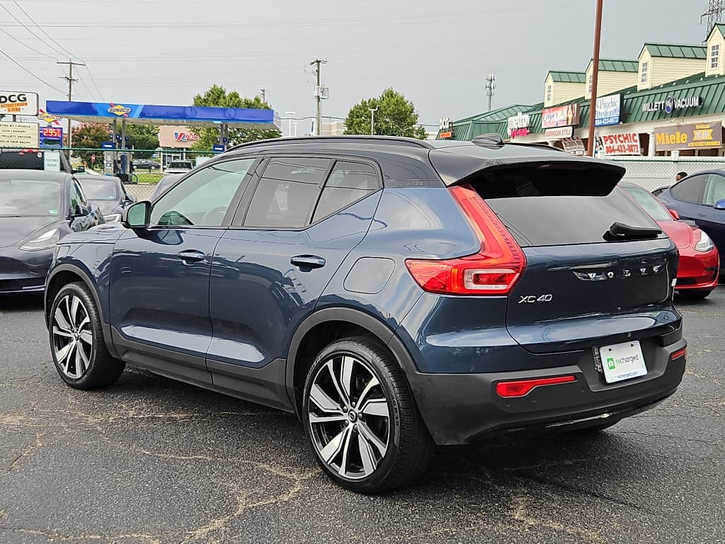 2022 Volvo XC40 view 2