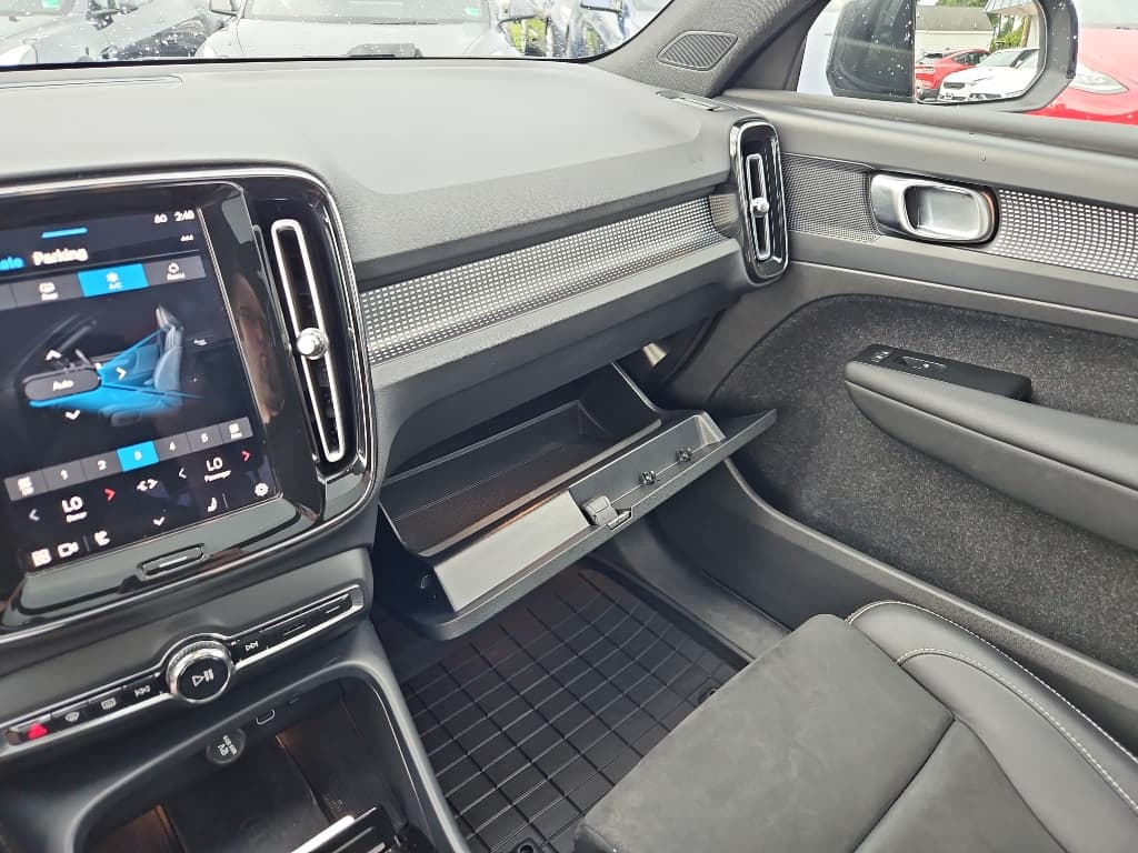 2022 Volvo XC40 view 19
