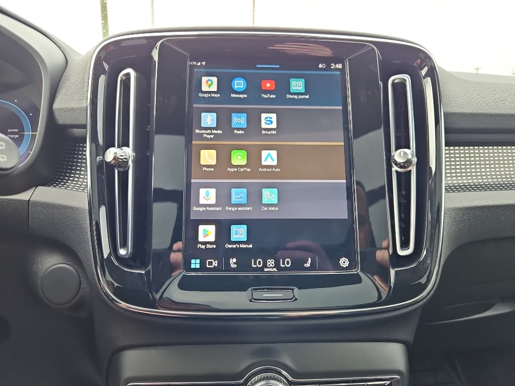 2022 Volvo XC40 view 11