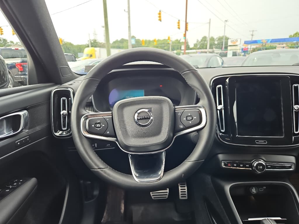 2022 Volvo XC40 view 8