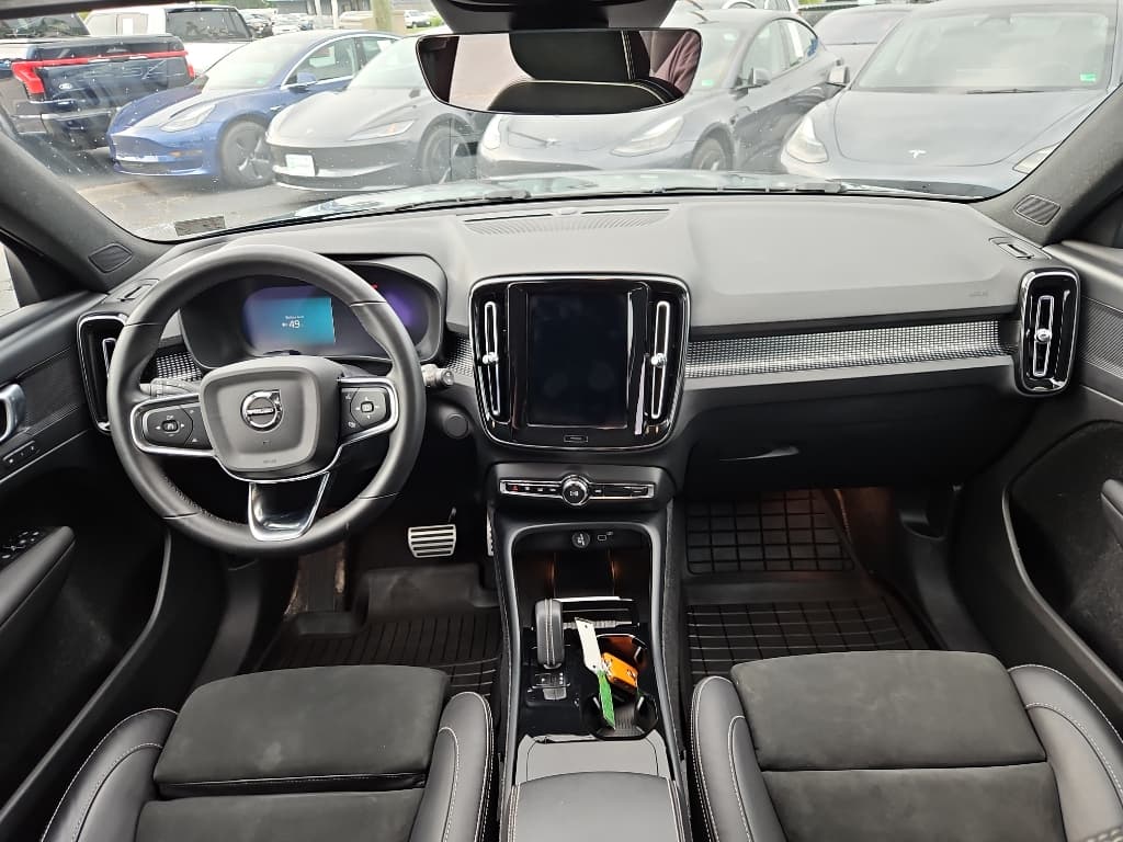 2022 Volvo XC40 view 16