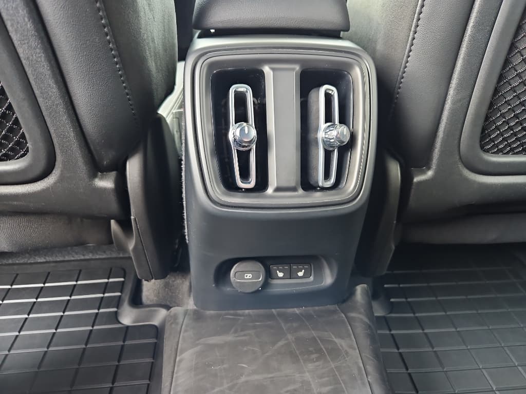 2022 Volvo XC40 view 21