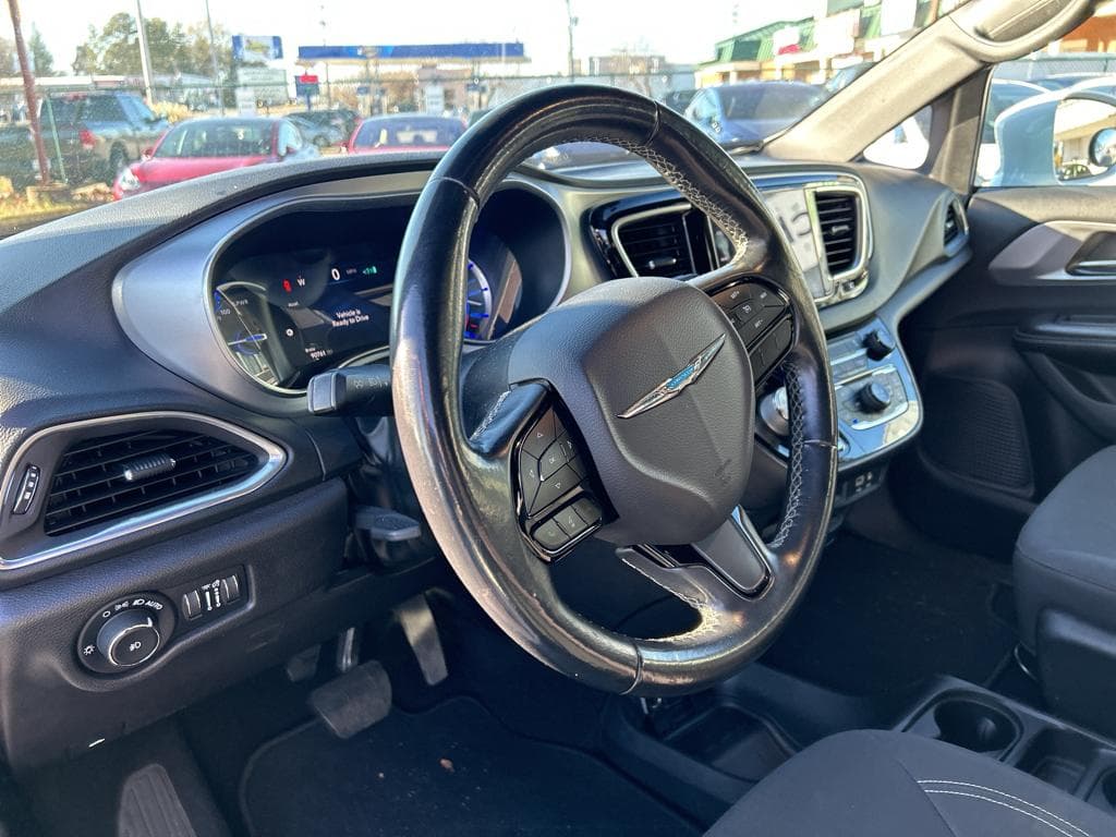 2019 Chrysler Pacifica view 3