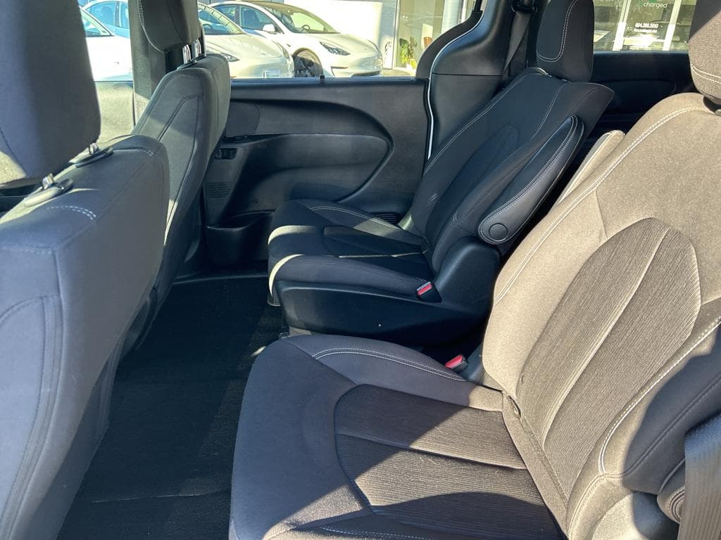 2019 Chrysler Pacifica view 4