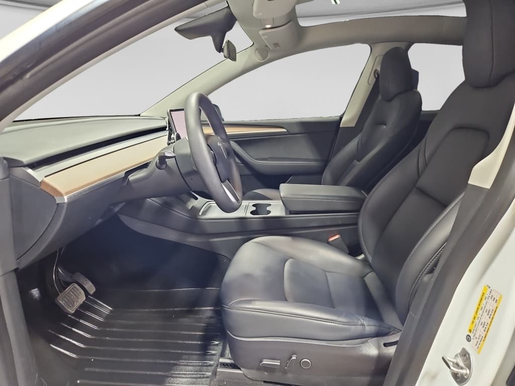 2023 Tesla Model Y view 17