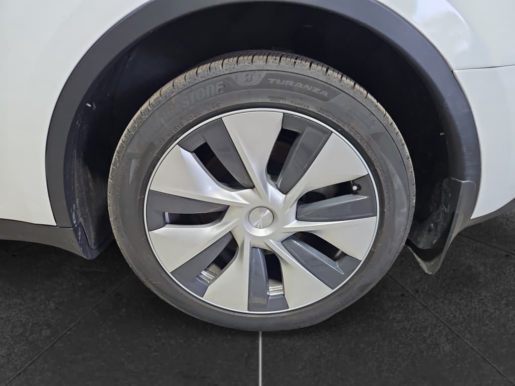 2023 Tesla Model Y view 31