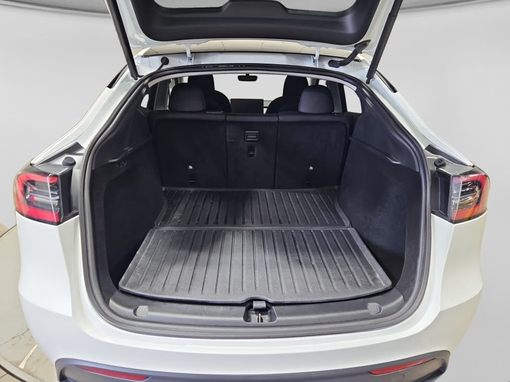 2023 Tesla Model Y view 24