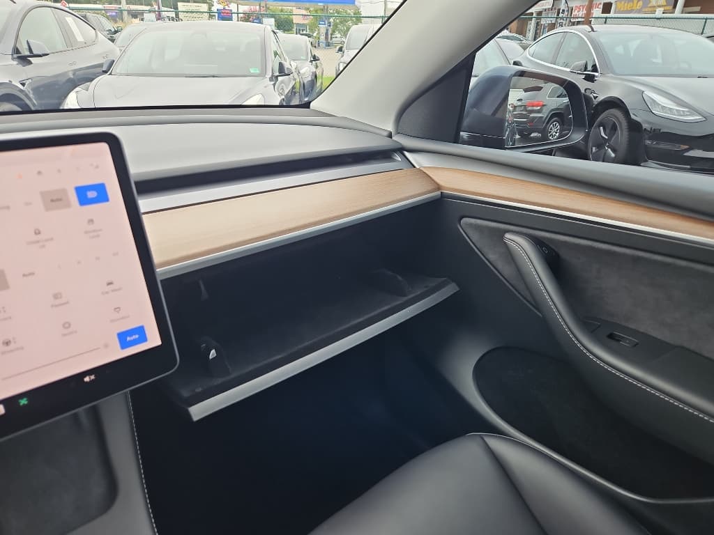 2023 Tesla Model Y view 17