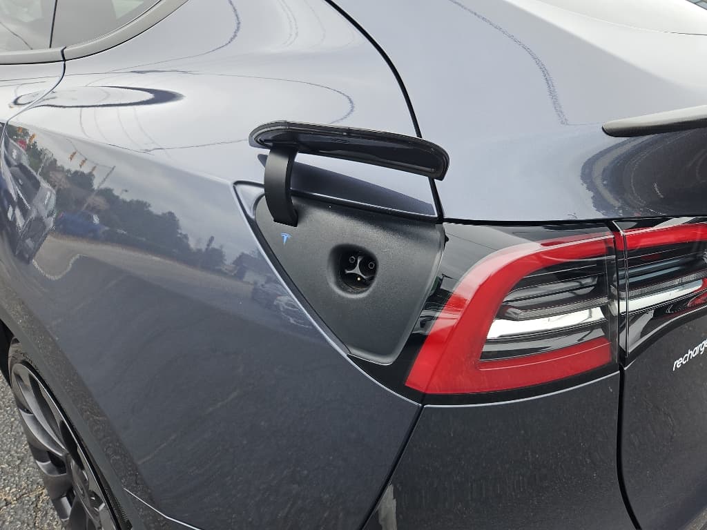 2023 Tesla Model Y view 5