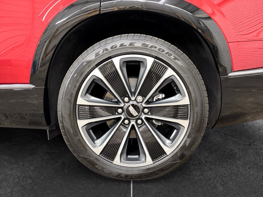 2026 Cadillac Vistiq view 32