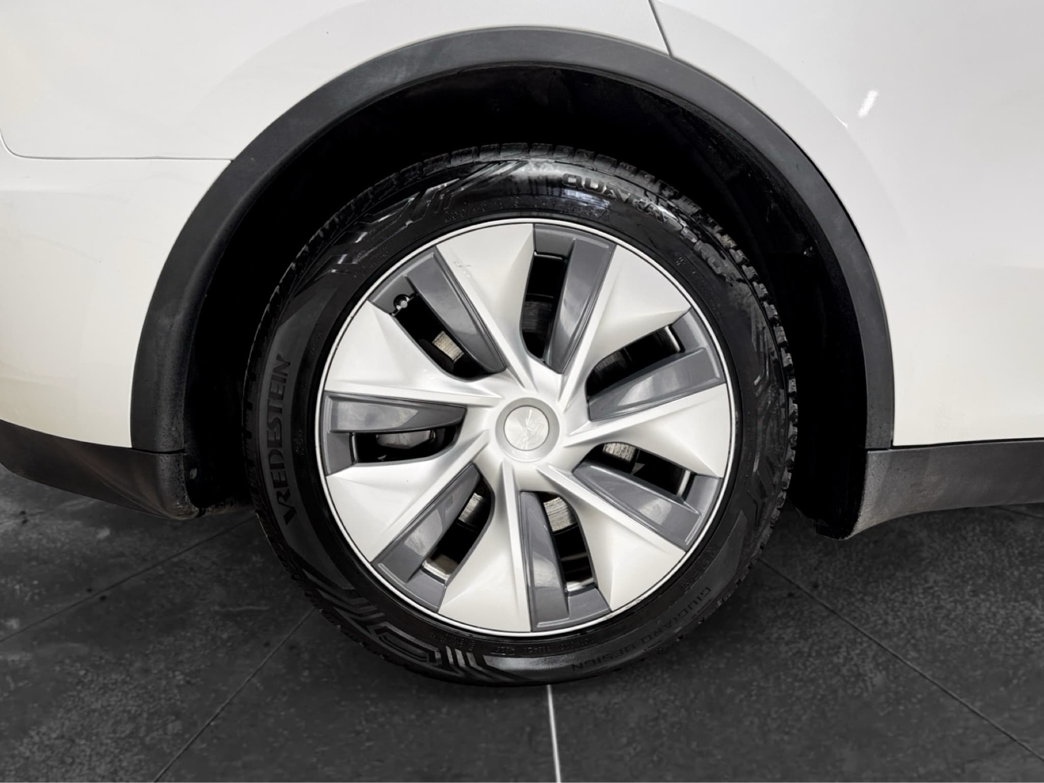 2023 Tesla Model Y view 31