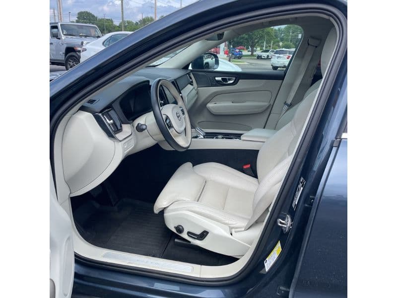 2020 Volvo XC60 view 3