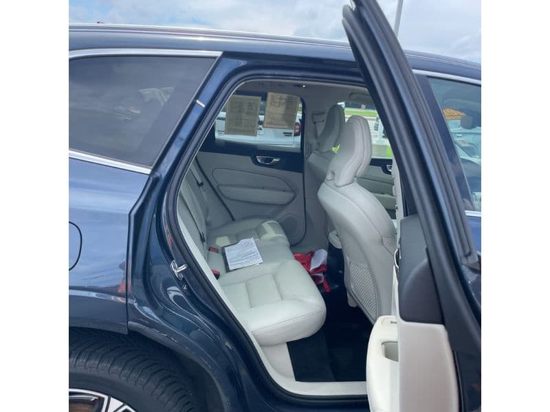 2020 Volvo XC60 view 4