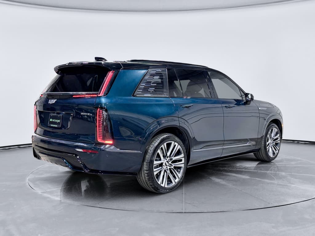 2026 Cadillac Vistiq view 3