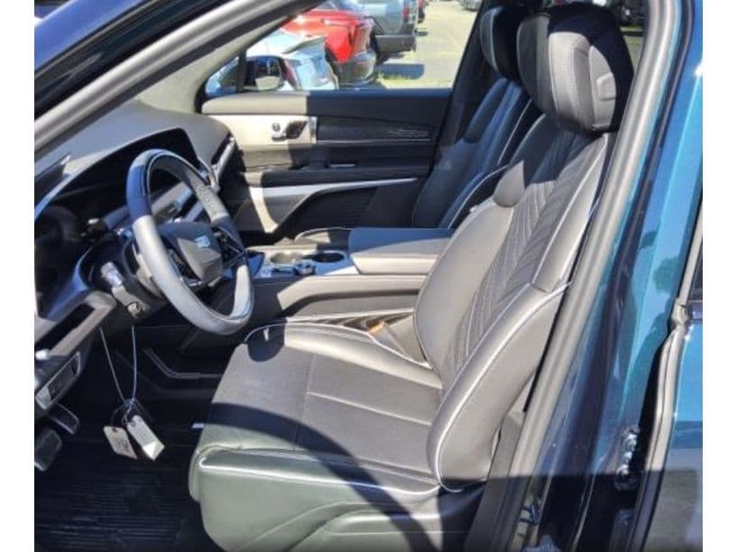 2026 Cadillac Vistiq view 5