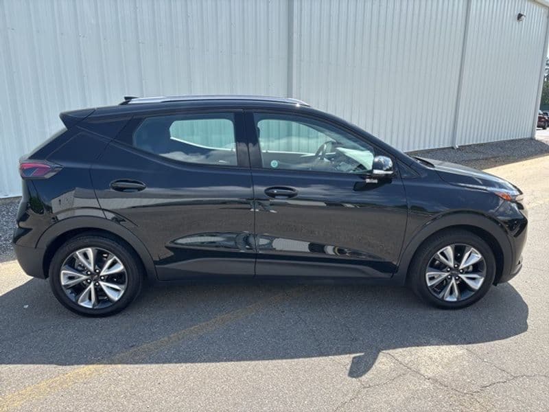 2023 Chevrolet Bolt EUV view 2