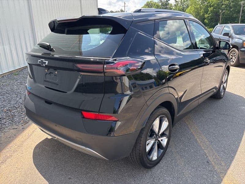 2023 Chevrolet Bolt EUV view 3