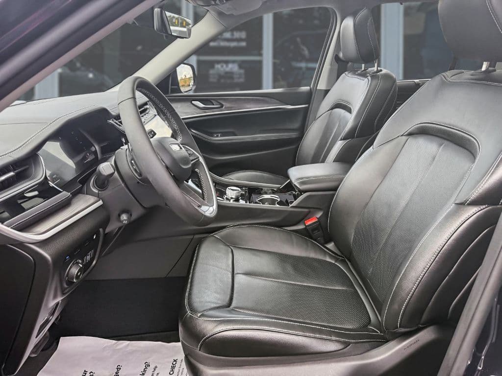 2022 Jeep Grand Cherokee 4xe view 11