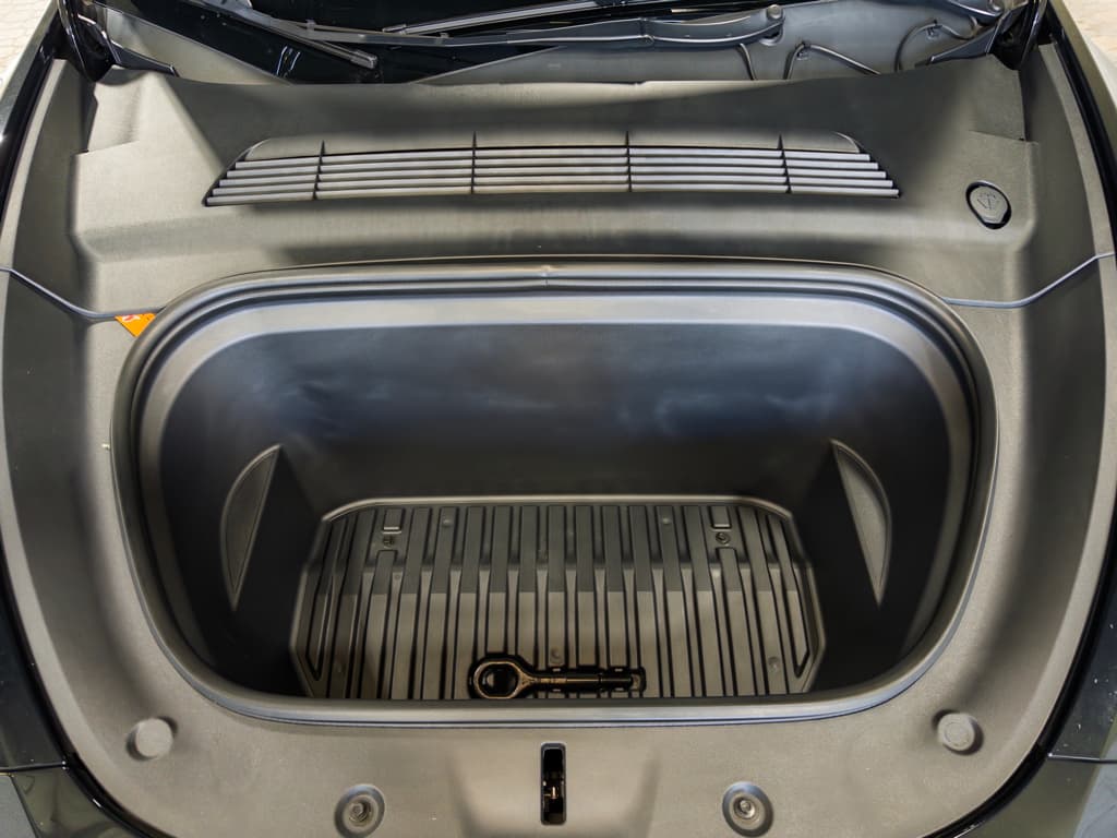 2023 Tesla Model Y view 24