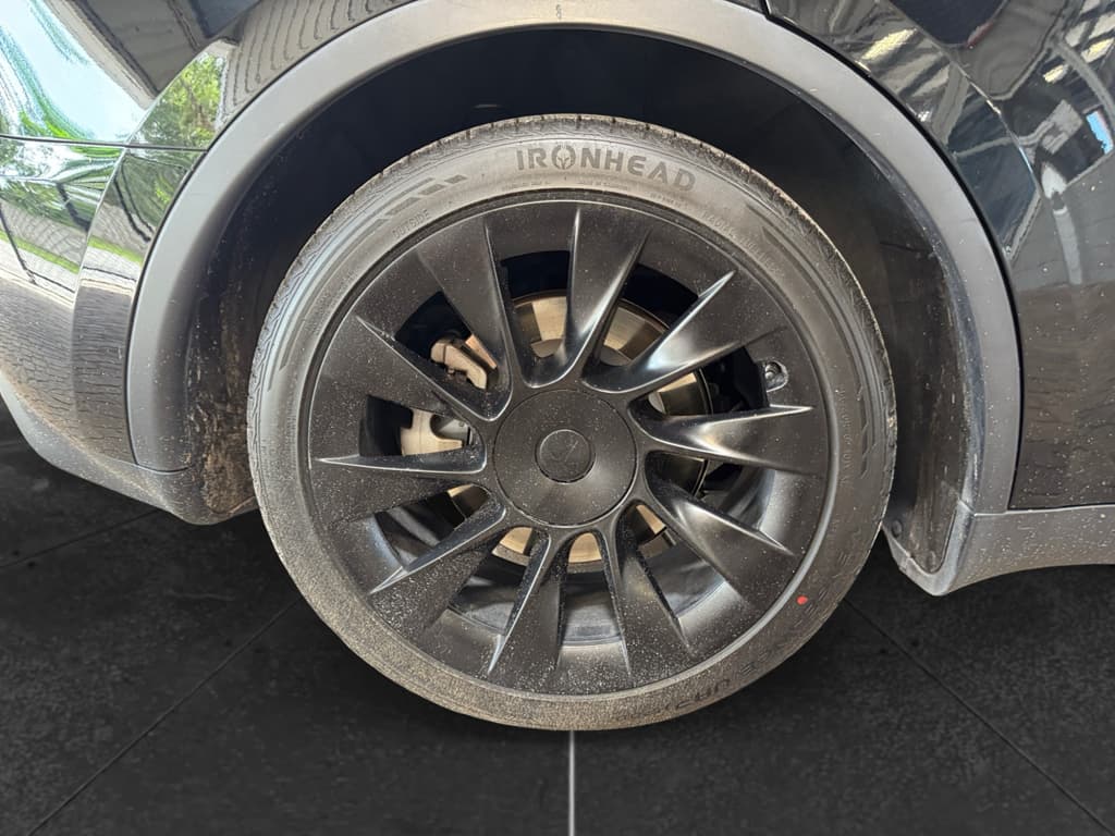 2023 Tesla Model Y view 31